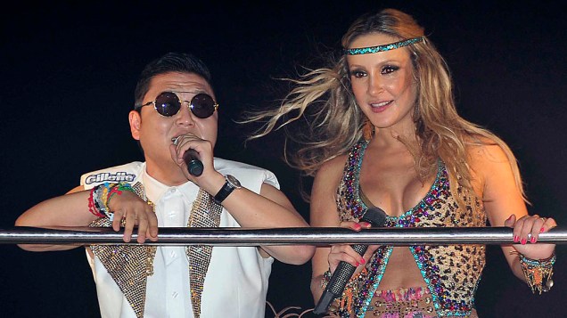 Psy e Claudia Leitte animam os foliões a fazer a coreografia de Gangnam Style