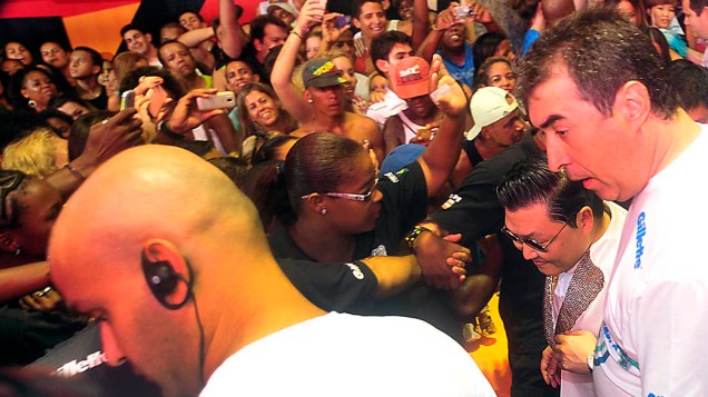 Psy tenta se desvencilhar da multidão para chegar o trio de Claudia Leitte, no circuito Barra-Ondina