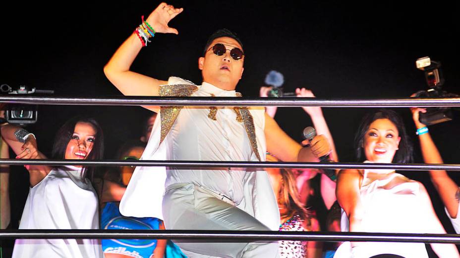 Psy e sua coreografia no bloco de Claudia Leitte, em Salvador