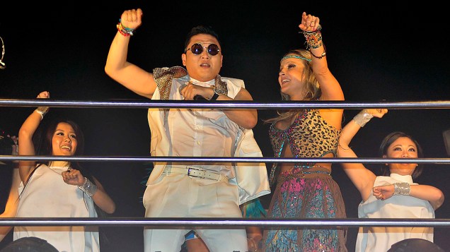 O cantor Psy e o gesto que marcou a coreografia de Gangnam Style no trio de Claudia Leitte