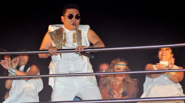 Psy observa incrédulo a multidão que acompanha o bloco de Claudia Leitte, no circuito Barra Ondina