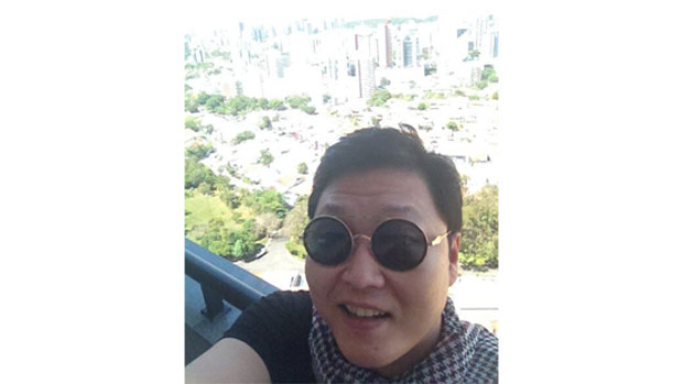 Psy chega a Salvador e posta foto no Twitter