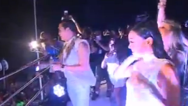 Psy faz a coreografia de <em>Gangnam Style</em> acompanhado de duas dançarinas