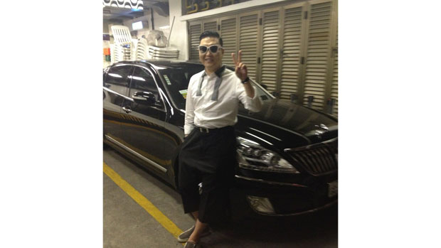 Psy posta foto no Twitter e escreve: "Primeira vez em um carro blindado"