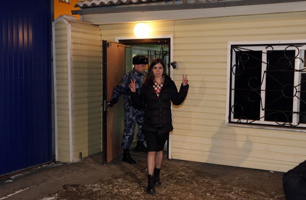 Nadezhda Tolokonnikova no momento em que deixou a prisão na Sibéria