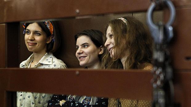Nadezhda Tolokonnikova, Yekaterina Samutsevich e Maria Alyokhina, as integrantes do Pussy Riot, durante julgamento