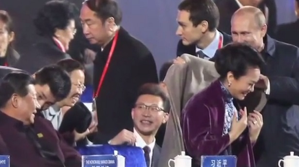 Putin coloca manta sobre Peng Liyuan enquanto é observado pelo presidente chinês