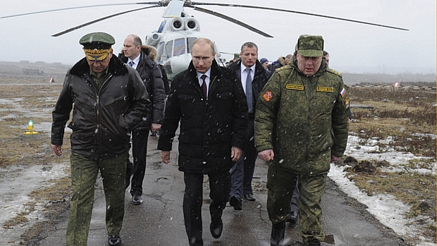 Putin chega a região perto de Leningrado para acompanhar manobras militares