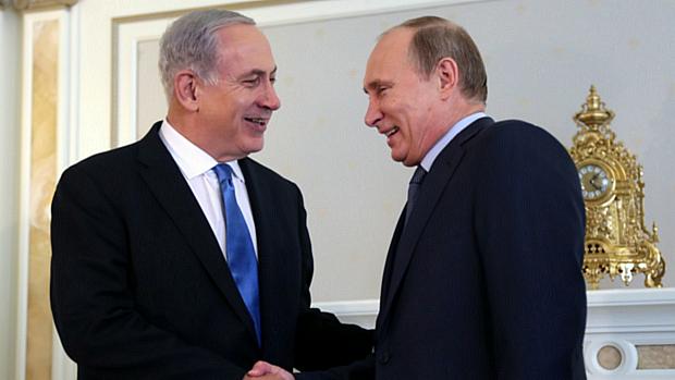 Premiê israelense, Benjamin Netanyahu, e presidente russo, Vladimir Putin, apertam as mãos em encontro diplomático