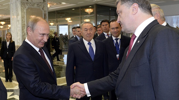Putin e Poroshenko se cumprimentam antes do encontro