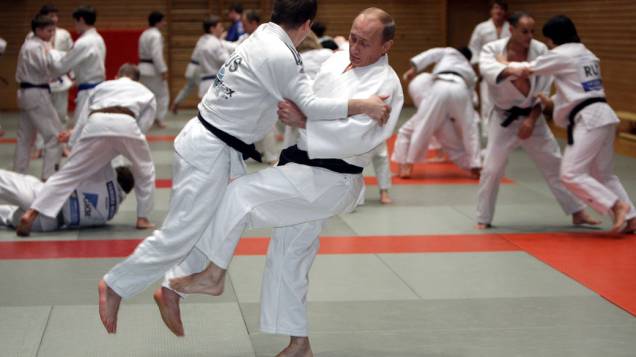 Primeiro-ministro russo Vladimir Putin em treino de judo, durante visita a St. Petersburg, em 18 de Dezembro de 2009
