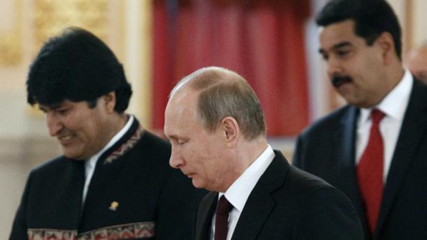 O presidente russo Vladimir Putin, entre seus pares Evo Morales (esq), da Bolívia, e Nicolás Maduro, da Venezuela. O trio participou de um fórum sobre energia em Moscou
