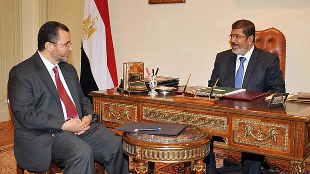 Premiê Hicham Qandil conversa com o presidente Mohamed Mursi