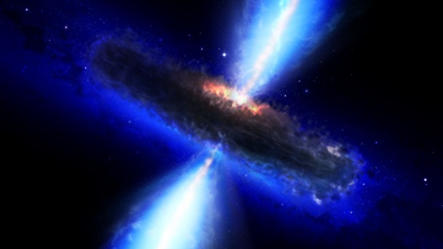 Concepção artística ilustra um quasar similar ao APM 08279+5255, onde astrônomos descobriram quantidades gigantescas de vapor de água. Gás e poeira formam uma espécie de anel ao redor do buraco negro. Raios-x emergem do centro do quasar, enquanto as nuvens do anel emitem radiação infravermelha