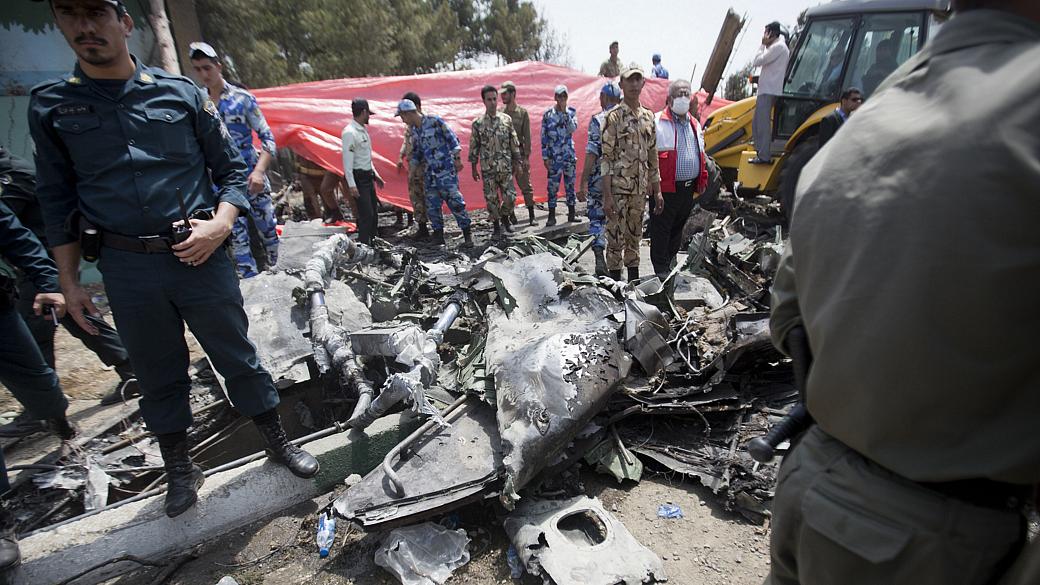 Equipes de resgate em meio a destroços da aeronave