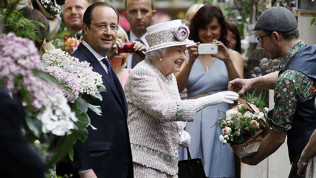 A rainha da Inglaterra, Elizabeth II, recebe flores em mercado de Paris que levará seu nome