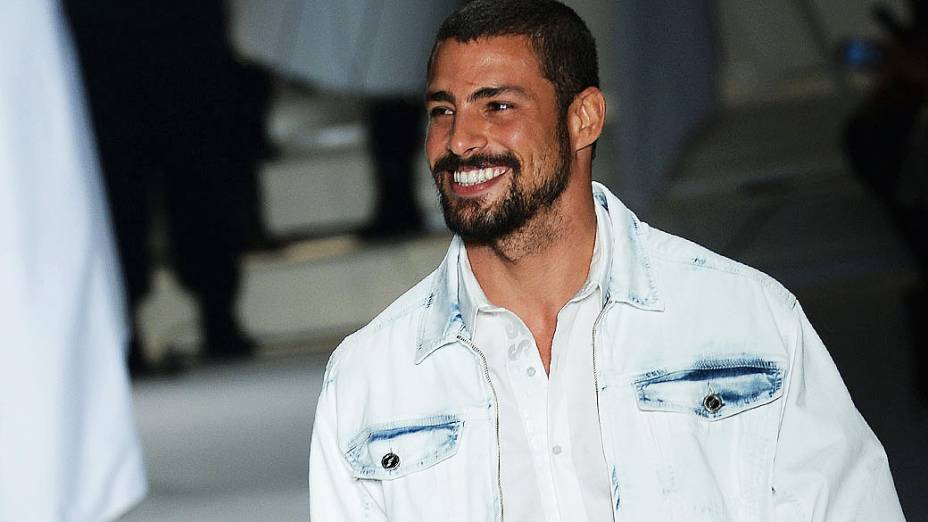 Cauã Reymond foi a estrela do desfile da Ellus no SPFW, que aconteceu nesta sexta-feira (04), no último dia do evento, no Parque Cândido Portinari