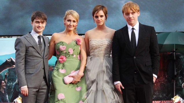 Daniel Radcliffe, J.K Rowling, Emma Watson e Rupert Grint na estreia de <em>Harry Potter e as Relíquias da Morte – Parte 2</em>, em Londres