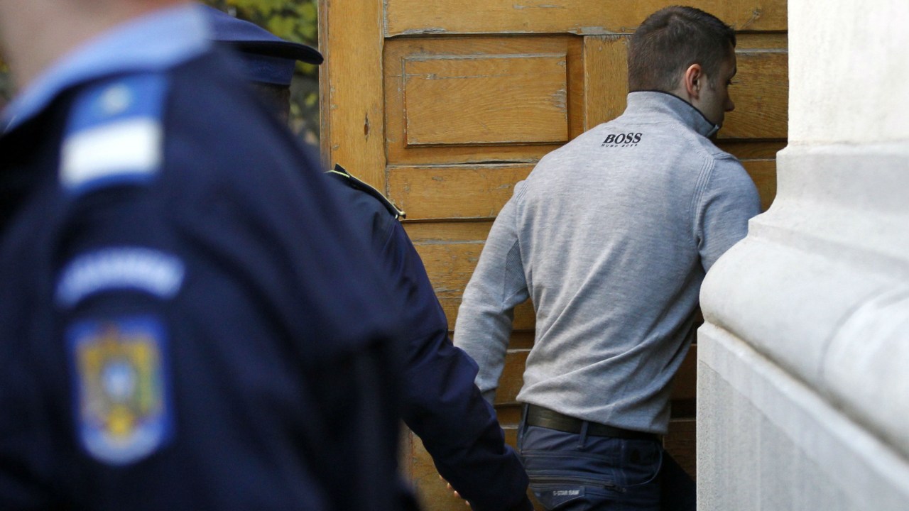 Radu Dogaru, o líder da gangue que assaltou o museu Kunsthal, na Holanda, entra em um tribunal romeno para participar de audiência