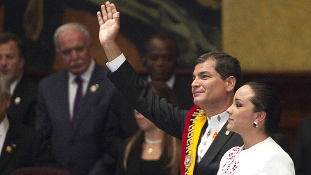 Rafael Correa ao lado de Gabriela Rivadeneira, após juramento de posse