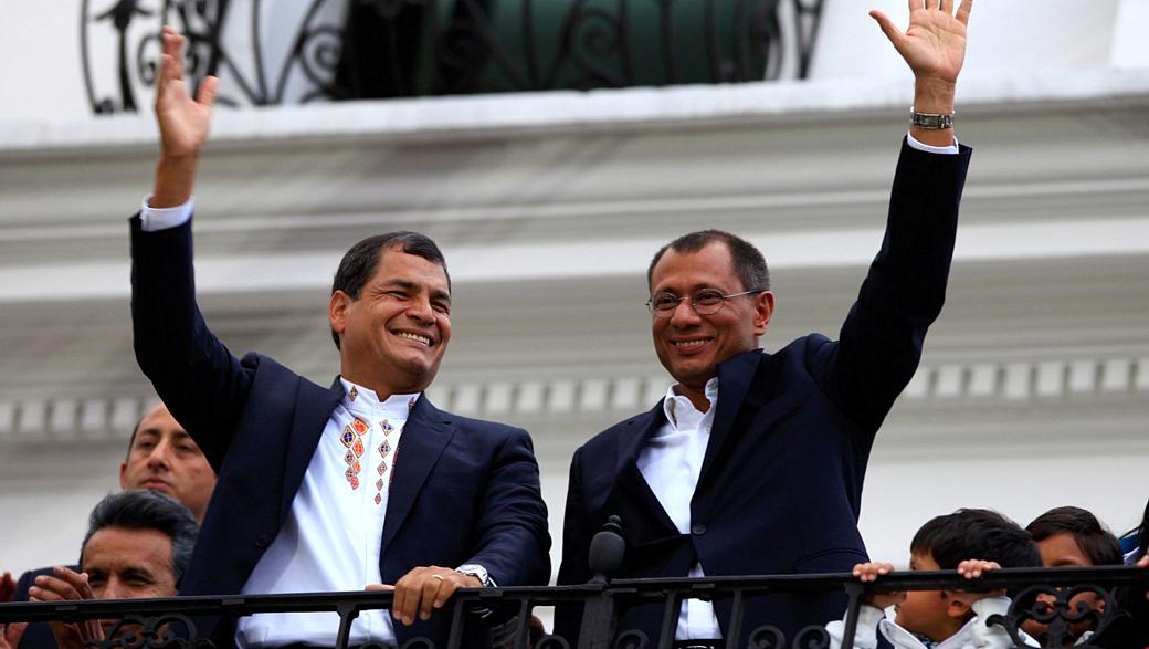 Rafael Correa (esq.) e o vice-presidente Jorge Glass saúdam os eleitores após receberem os primeiros resultados da pesquisa de boca de urna