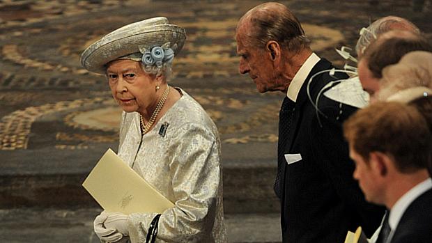 Elizabeth II entrou na abadia vestida de branco e acompanhada por seu marido, o duque de Edimburgo