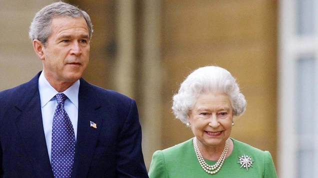 George W. Bush e a rainha Elizabeth II, em 2003