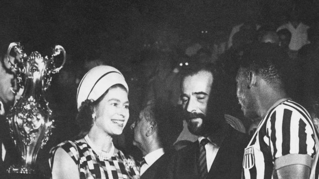 A rainha Elizabeth II e Pelé, nos anos 60, no Rio de Janeiro