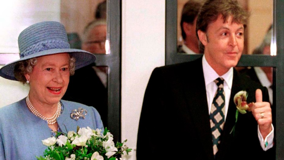 A rainha Elizabeth II e Paul McCartney, em 1996