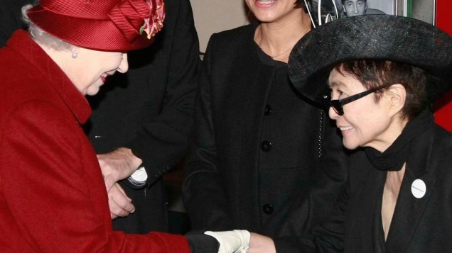 A rainha Elizabeth II e Yoko Ono, em 2011