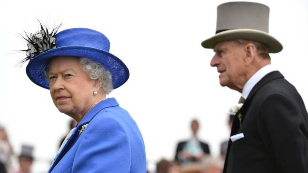 Rainha Elizabeth II e Príncipe Philip assistem a corrida de cavalos
