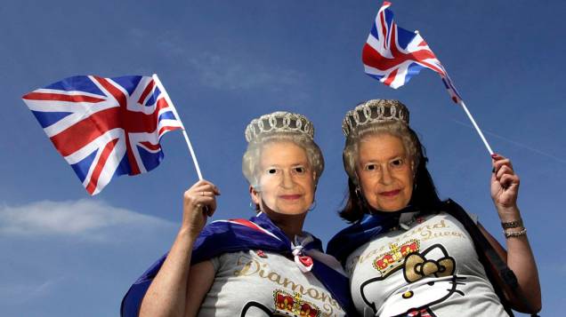 Mulheres vestem máscaras da rainha Elizabeth II em festival no Hyde Park