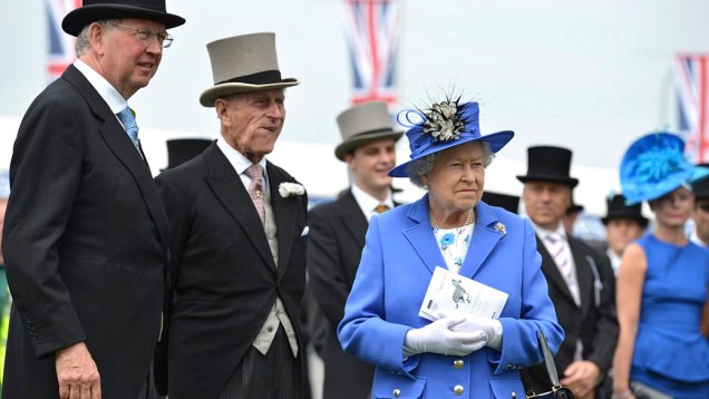 Rainha Elizabeth II participa de evento antes de início do Epsom Derby