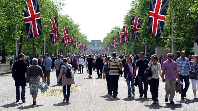 Visitantes passeiam perto do Palácio de Buckingham em Londres