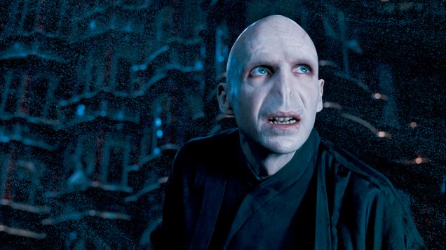 Com papeis em filmes oomo <em>O Leitor</em>, <em>Jardineiro Fiel</em>, <em>Guerra ao Terror</em>, Ralph Fiennes é Lord Voldemort, o grande antagonista da saga de Harry Potter. Fiennes participa de quatro filmes da série: <em>Harry Potter e o Cálice de Fogo</em>, <em>Harry Potter e a Ordem da Fênix</em>, <em>Harry Potter e as Relíquias da Morte</em>, e claro, a parte final.