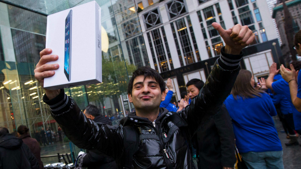 Rami Shamis comemora a compra de um iPad Air na Apple Store da 5º Avenida, em Nova York 