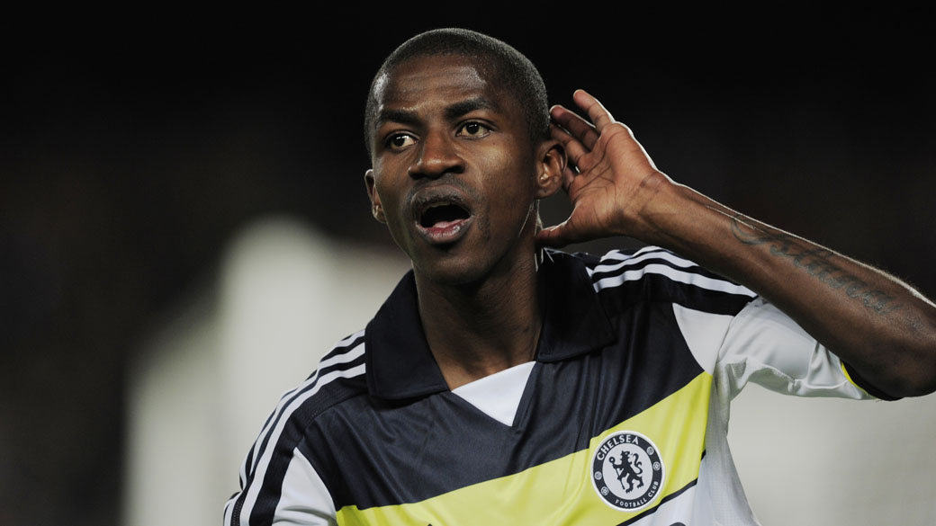 O meio-campo Ramires atuando pelo Chelsea na partida contra o Barcelona, válida pela semi-final da Liga dos Campeões da UEFA