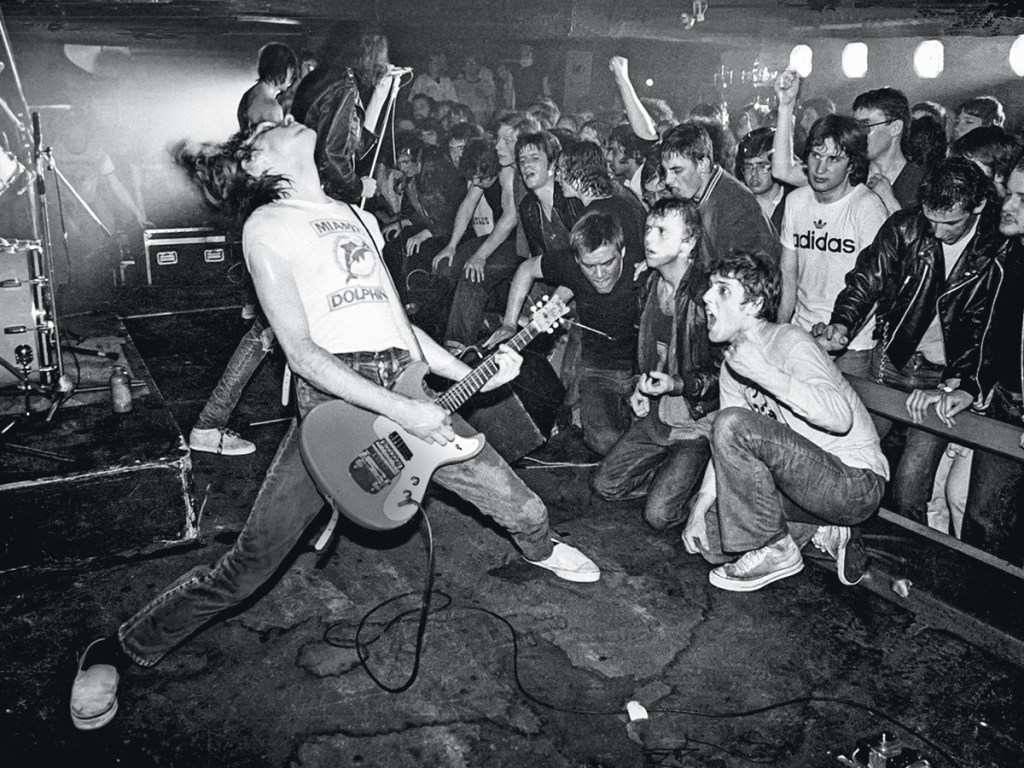 Os Ramones: com um som cru e agressivo, seu disco de estreia é o marco zero do movimento