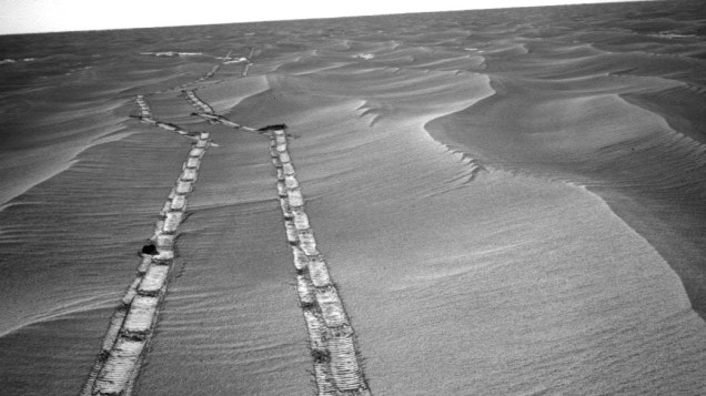 <p>Imagem dos rastros deixados pelo veículo espacial Opportunity na desértica paisagem marciana, ao sul do planeta. </p>