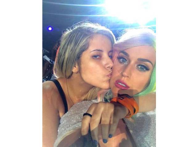 Selfie que a fã Rayane Souza tirou com Katy Perry ao subir no palco do Rock in Rio