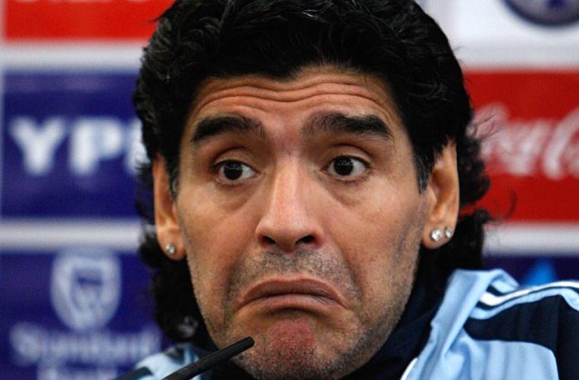 O argentino Diego Maradona, ex-jogador campeão mundial de futebol, passou muito tempo em clínicas de desintoxicação tentando se livrar da cocaína.