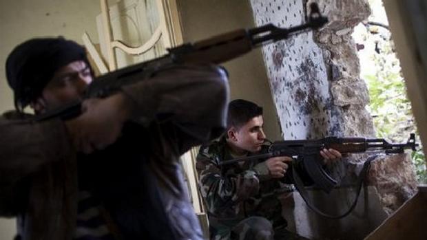 Rebeldes armados enfrentam as forças sírias, na cidade de Alepo