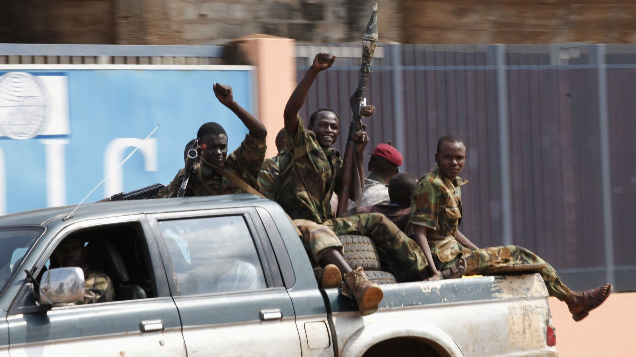 Rebeldes levantam os punhos ao passar pela cidade de Bangui, na República Centro-Africana