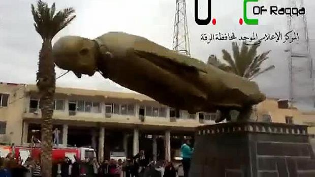 Rebeldes derrubam estátua de Hafez Assad, pai de Bashar Assad e seu predecessor na ditadura síria, na cidade de Raca