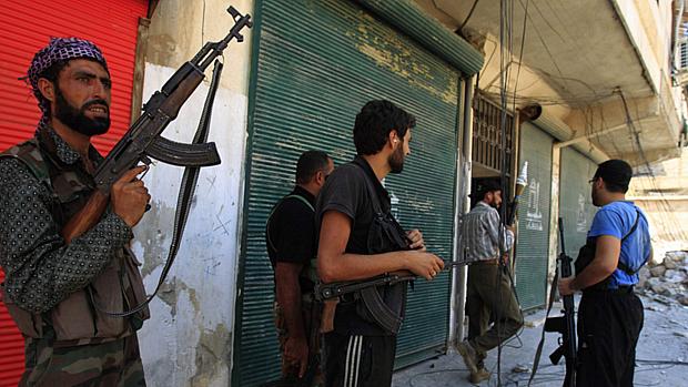 Rebeldes sírios patrulham arredores da cidade de Alepo, no norte do país