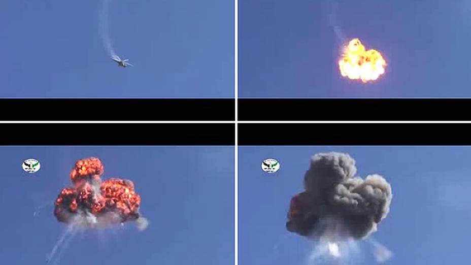 Montagem com imagens retiradas de um vídeo disponível no YouTube nesta quarta-feira (17) mostra um helicóptero da Força Aérea síria, supostamente derrubado por membros do exército rebelde sobre a estrada entre Damasco e Aleppo