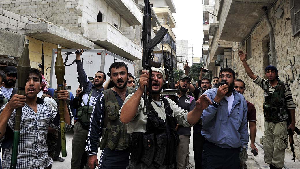 Combatentes sírios levantam suas armas em Aleppo, Síria