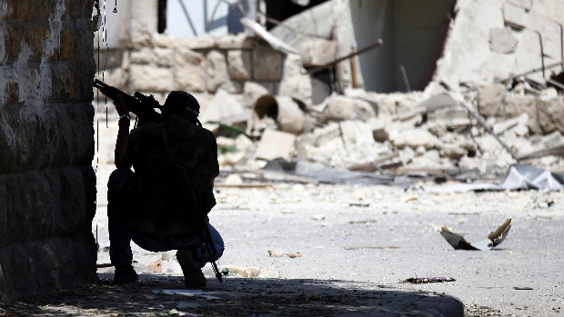 Rebeldes sírios intesificam combates em Aleppo
