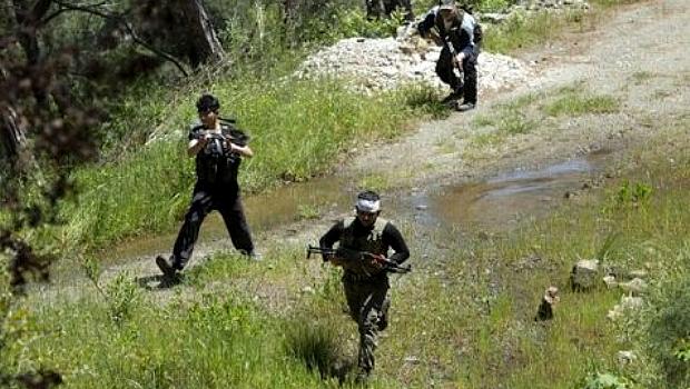 Rebeldes sírios treinam em Latakia, uma das cidades do país alauita