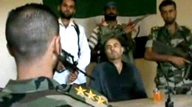 Imagem de vídeo em que rebeldes cercam piloto de avião de combate